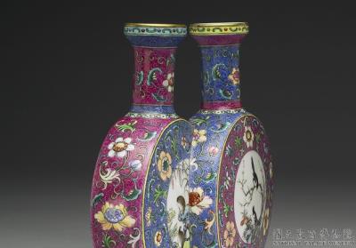 图片[2]-Twin flask in yang-ts’ai enamels in red and blue ground incised with pattern of flower brocade and medallions of bird and flower dècor, Ch’ien-lung reign, Ching Dynasty-China Archive